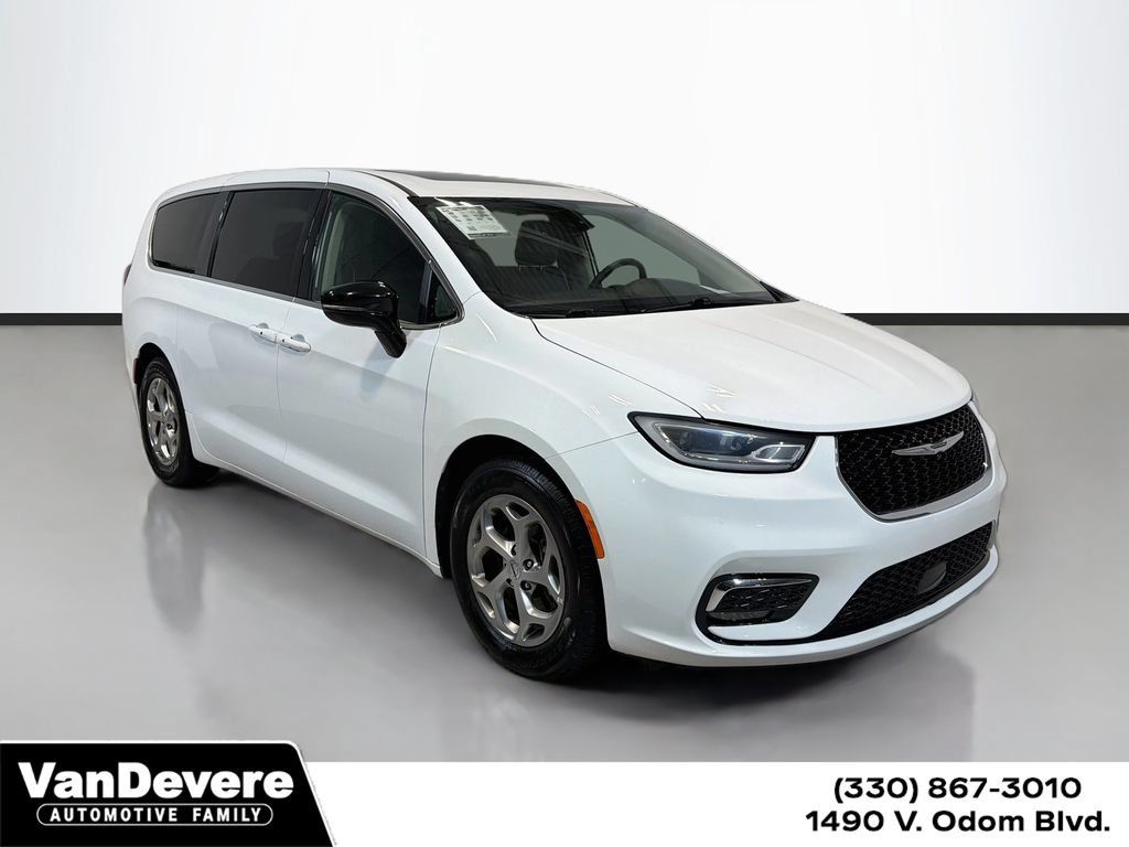 Used 2024 Chrysler Pacifica Limited FWD image 1
