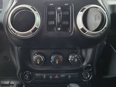 Used 2015 Jeep Wrangler Unlimited Sahara w/ Connectivity Group AWD/4WD image 24