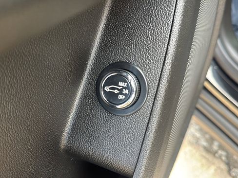 Used 2023 Chevrolet Traverse LT image 18