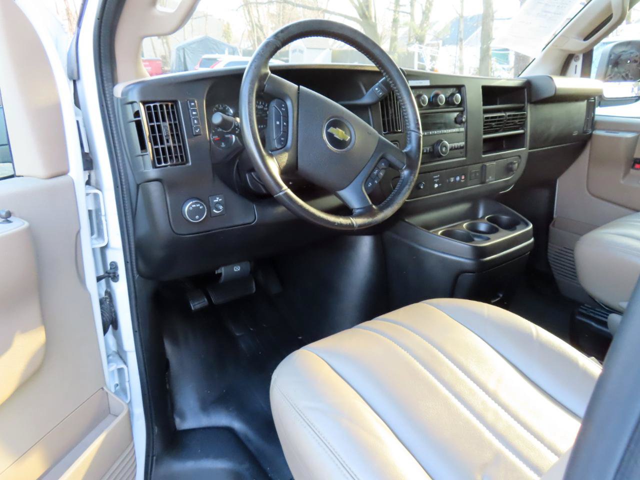 Used 2022 Chevrolet Express 3500 w/ Driver Convenience Package RWD image 9