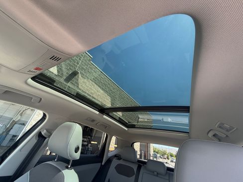 Used 2024 Volkswagen Taos SE w/ Panoramic Sunroof Package FWD image 2