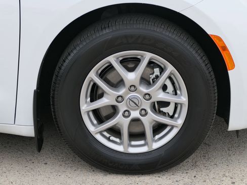 Used 2025 Chrysler Voyager LX image 28