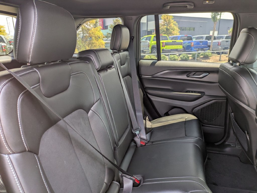 Used 2023 Jeep Grand Cherokee Altitude RWD image 32