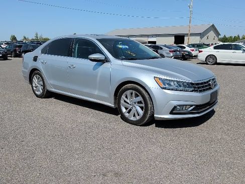Used 2018 Volkswagen Passat 2.0T SE FWD image 2