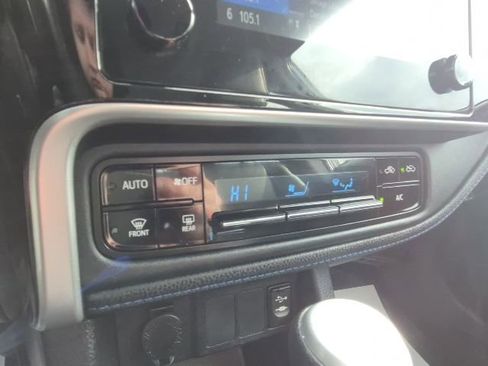 Used 2018 Toyota Corolla SE image 25