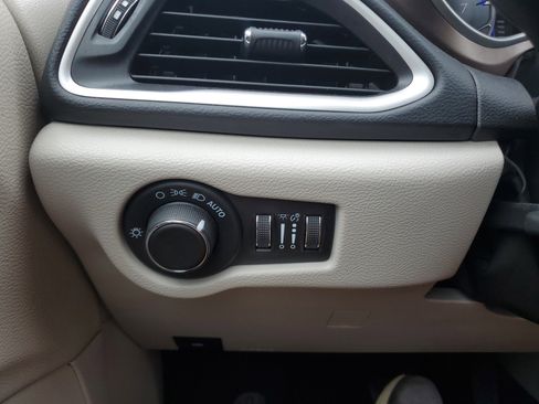 Used 2023 Chrysler Voyager LX image 20