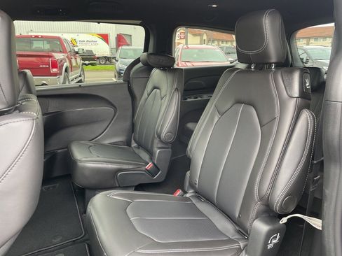 New 2026 Chrysler Pacifica Select image 9