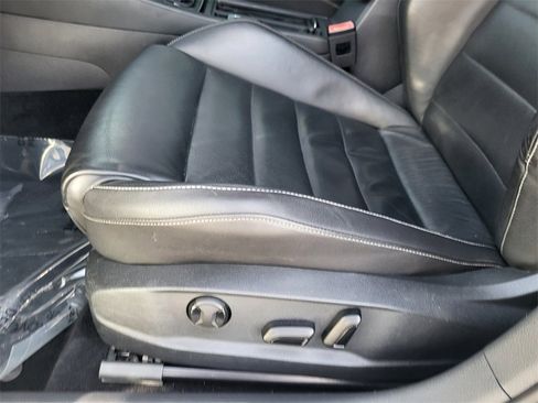 Used 2017 Volkswagen Golf R 4-Door image 17