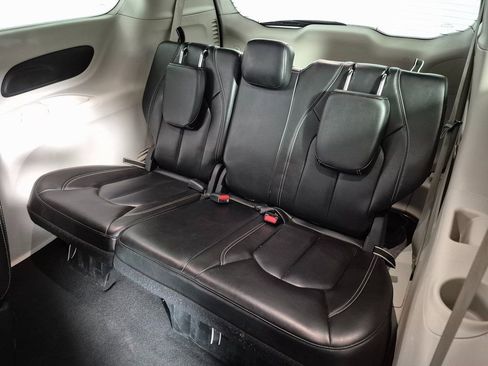 Used 2023 Chrysler Pacifica Touring-L image 23