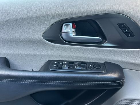 Used 2018 Chrysler Pacifica Limited image 11