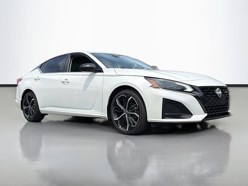 Used 2023 Nissan Altima 2.5 SR FWD image 1