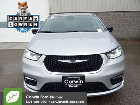 Used 2024 Chrysler Pacifica Touring-L image 8