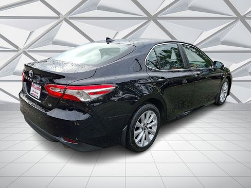 Used 2019 Toyota Camry LE FWD image 11