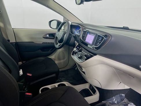 Used 2024 Chrysler Voyager LX image 9