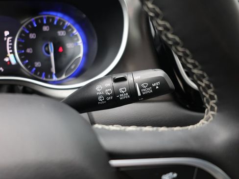 Used 2024 Chrysler Pacifica Touring-L FWD image 20
