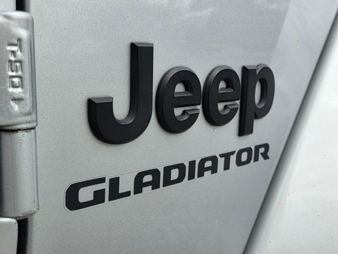 Used 2022 Jeep Gladiator Sport AWD/4WD image 16