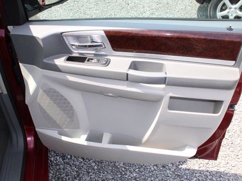 Used 2010 Chrysler Town & Country Touring w/ Entertainment Group #2 FWD image 24