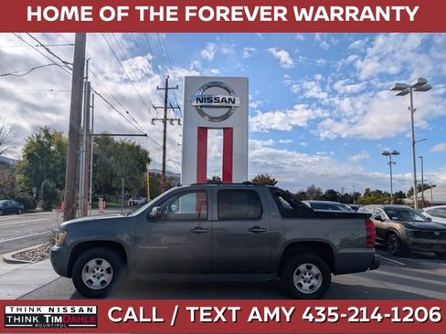 Used 2011 Chevrolet Avalanche LT image 1