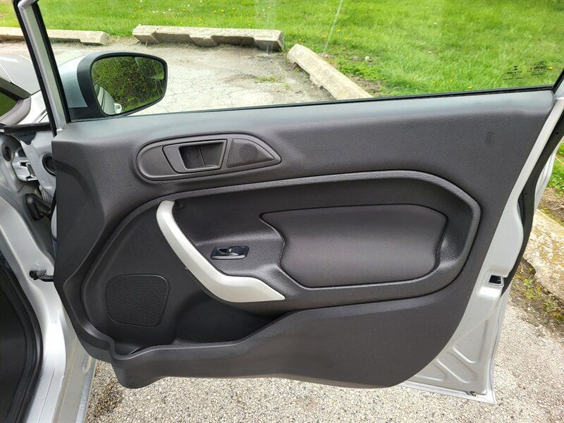 Used 2013 Ford Fiesta SE FWD image 19