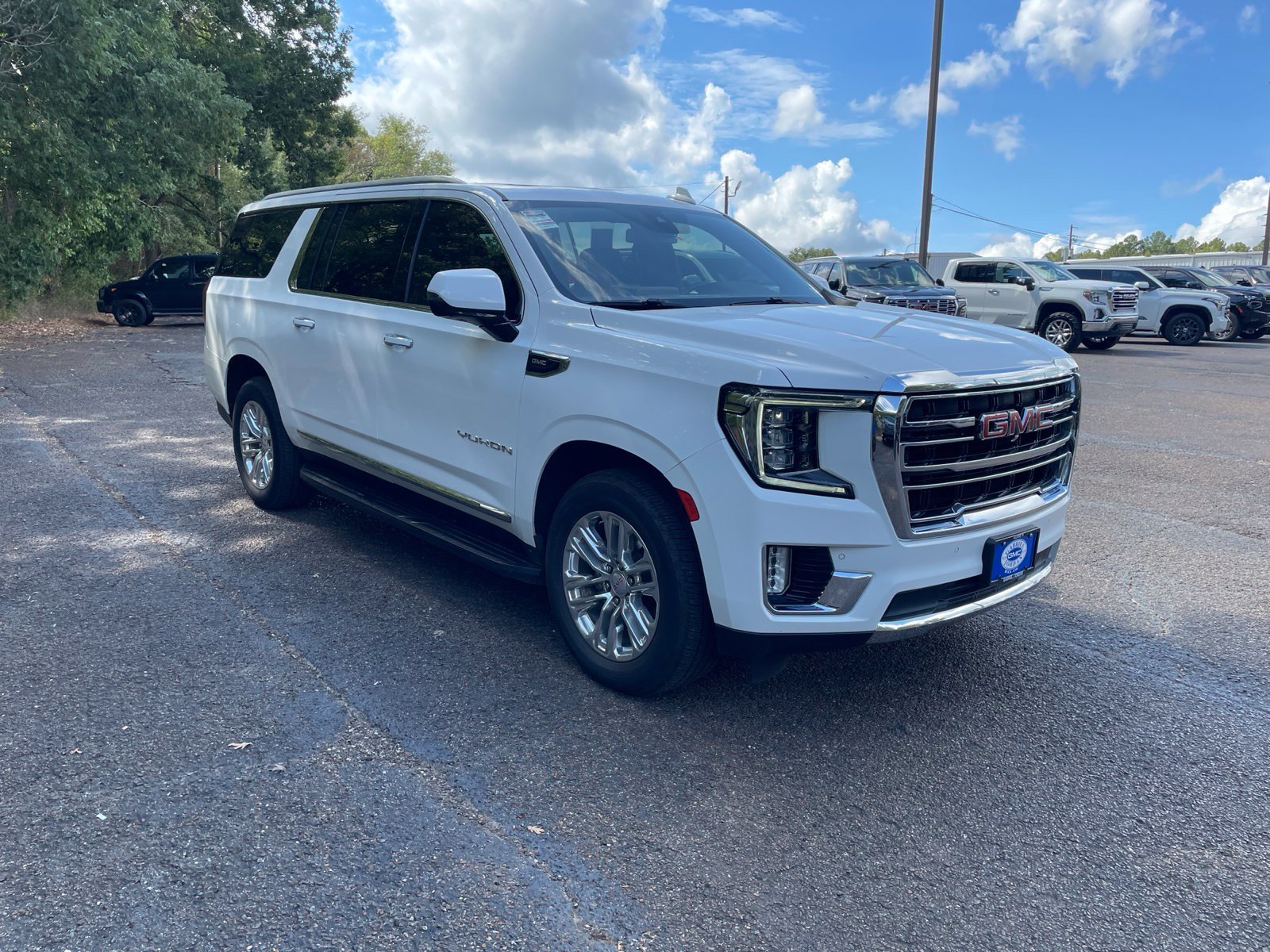 Used 2022 GMC Yukon XL SLT w/ SLT Premium Package AWD/4WD image 9