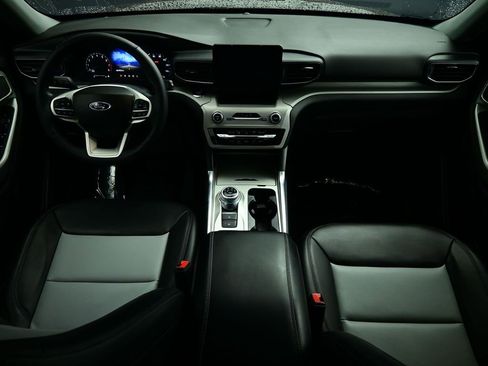 Used 2023 Ford Explorer XLT w/ Equipment Group 202A image 4