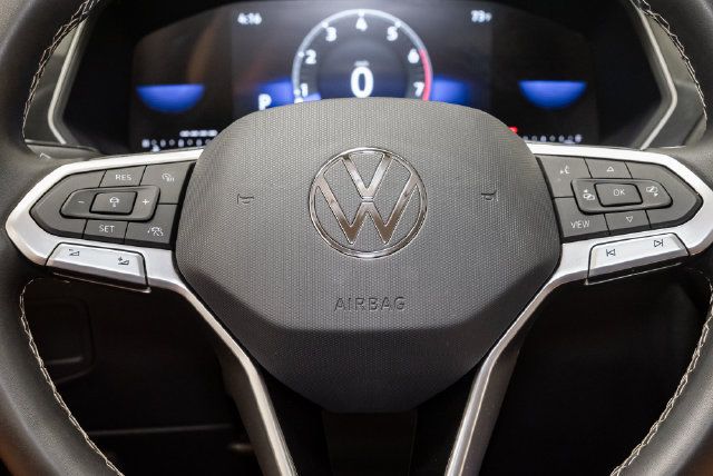 Used 2023 Volkswagen Tiguan SE FWD image 12