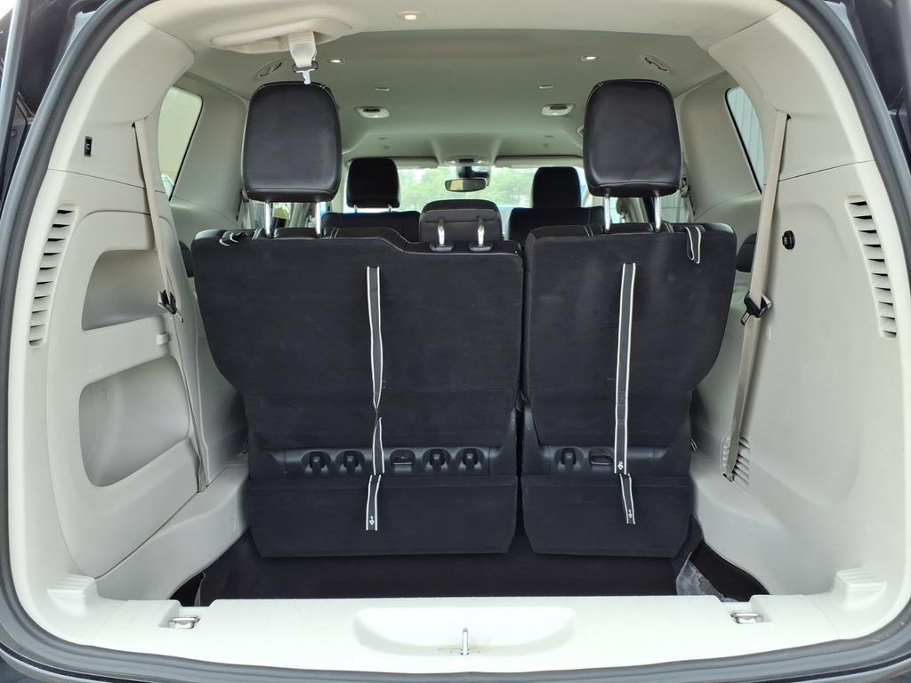 Used 2024 Chrysler Pacifica Touring-L FWD image 10