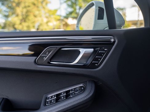 Certified 2025 Porsche Macan image 16