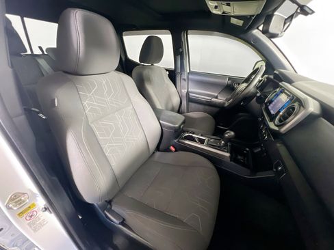 Used 2017 Toyota Tacoma TRD Sport image 29