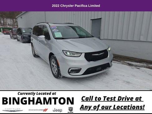 Used 2022 Chrysler Pacifica Limited image 1