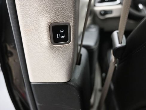 Used 2023 Chrysler Pacifica Touring-L FWD image 17