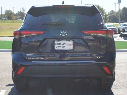 Used 2023 Toyota Highlander LE image 3