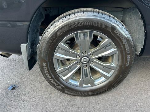 Used 2018 Nissan Titan SV w/ SV Convenience Package RWD image 11