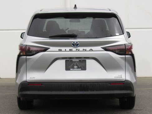 Used 2024 Toyota Sienna LE AWD/4WD image 7