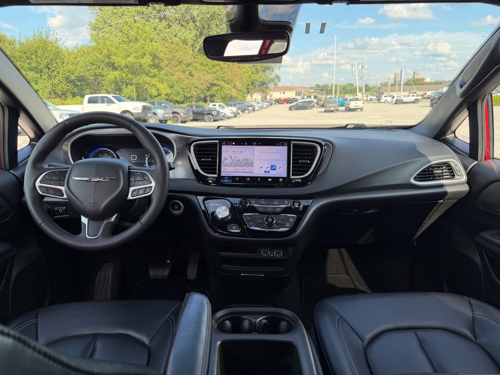 Used 2025 Chrysler Pacifica Select FWD image 15