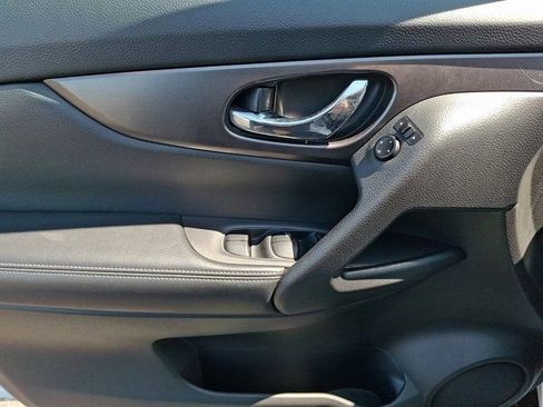 Used 2016 Nissan Rogue SV FWD image 16