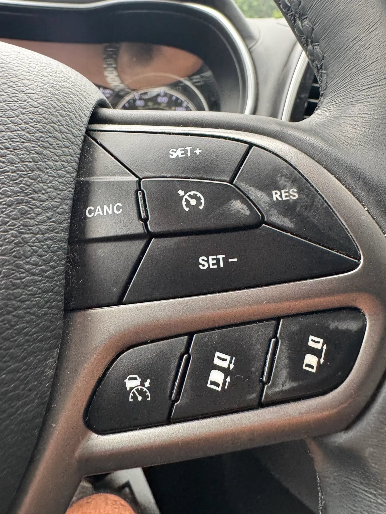 Used 2019 Jeep Cherokee Overland w/ Technology Group AWD/4WD image 10