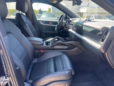 Used 2024 Porsche Cayenne Coupe AWD/4WD image 18