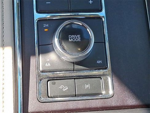 Used 2024 Ford Expedition Platinum image 25