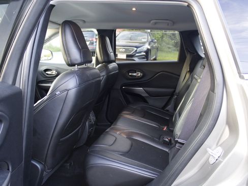 Used 2019 Jeep Cherokee Latitude Plus w/ Comfort/Convenience Group AWD/4WD image 24