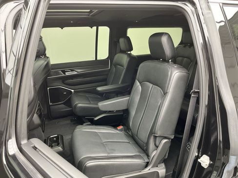 Used 2023 Jeep Wagoneer Series III w/ Premium Group I AWD/4WD image 13