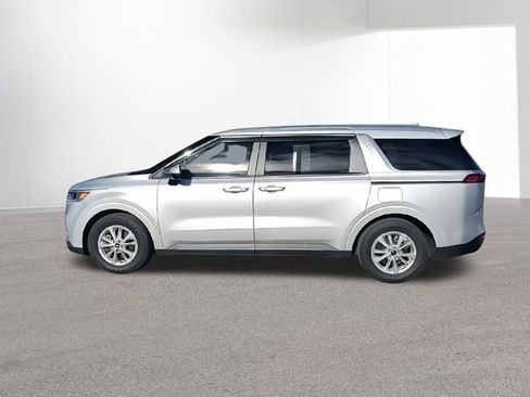 Used 2022 Kia Carnival LX image 5