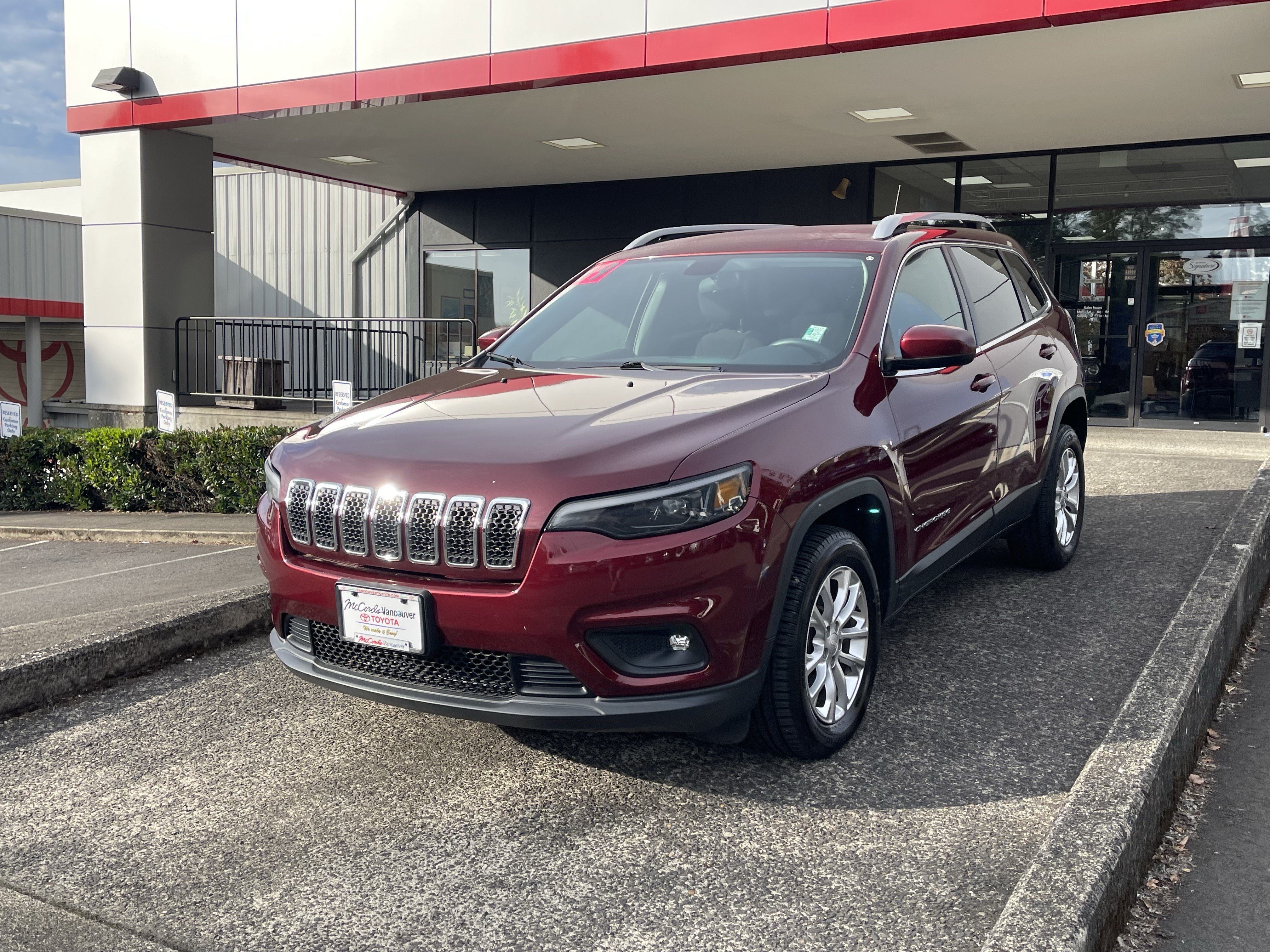 Used 2019 Jeep Cherokee Latitude w/ Popular Appearance Group FWD image 3