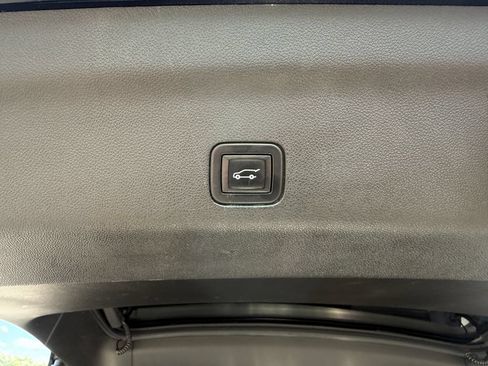 Used 2021 Chevrolet Suburban Premier w/ Premium Package AWD/4WD image 15