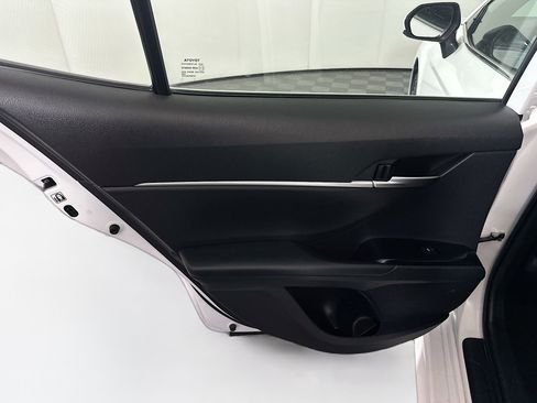 Used 2019 Toyota Camry SE image 25