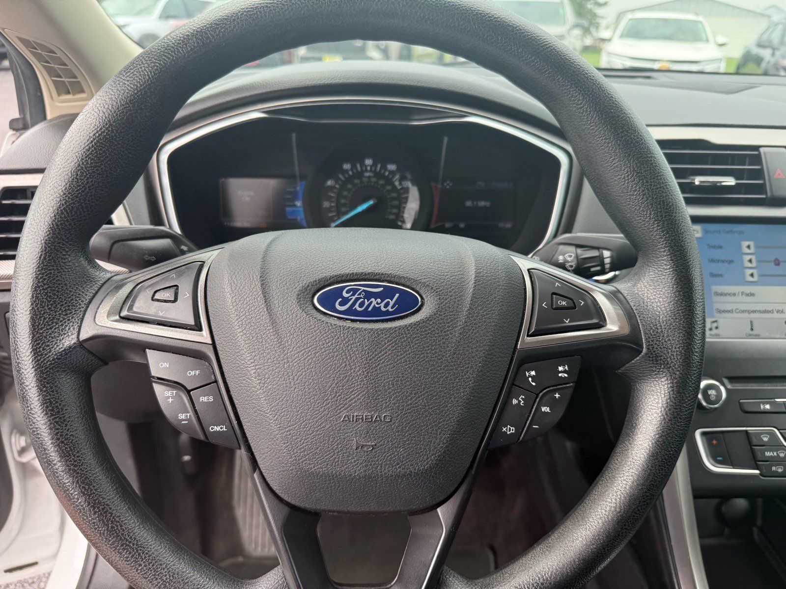 Used 2017 Ford Fusion SE w/ Fusion SE Technology Package FWD image 11