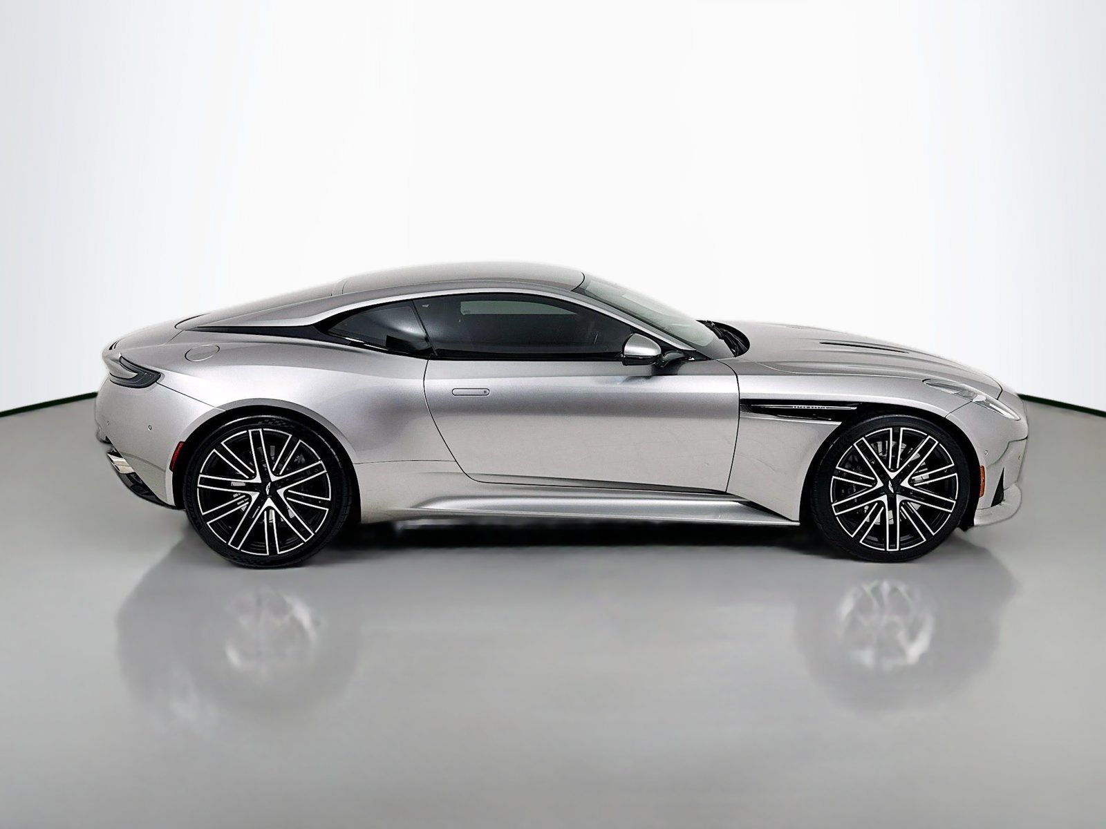 Used 2024 Aston Martin DB12 Coupe RWD image 8