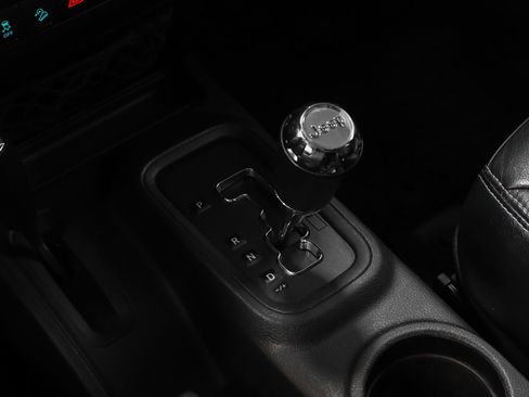 Used 2015 Jeep Wrangler Unlimited Rubicon AWD/4WD image 31