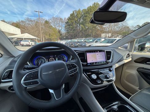 Used 2023 Chrysler Pacifica Limited image 37
