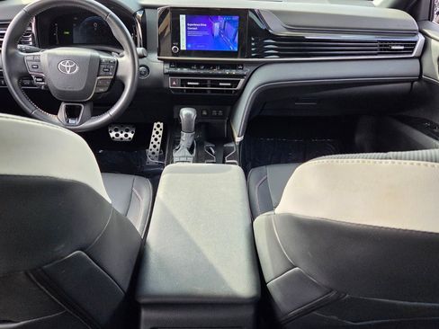 Used 2025 Toyota Camry SE image 8